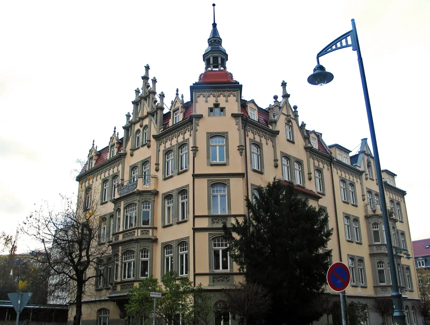 Gründerzeit-Wohnhaus mit Erkern und Türmchen an einer Straßenecke